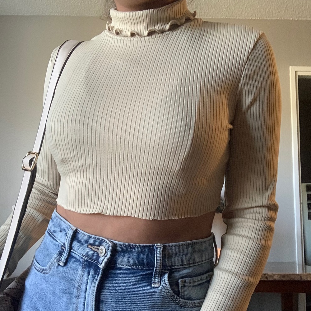Beige cropped turtleneck!!🪐🪐